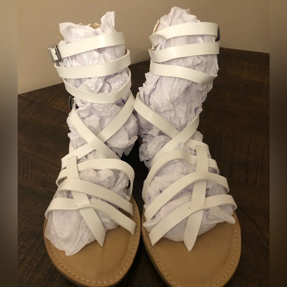 𝕤𝕦𝕘𝕒𝕣 𝕨𝕙𝕚𝕥𝕖 𝕤𝕒𝕟𝕕𝕒𝕝 🤍 - Picture 3 of 6